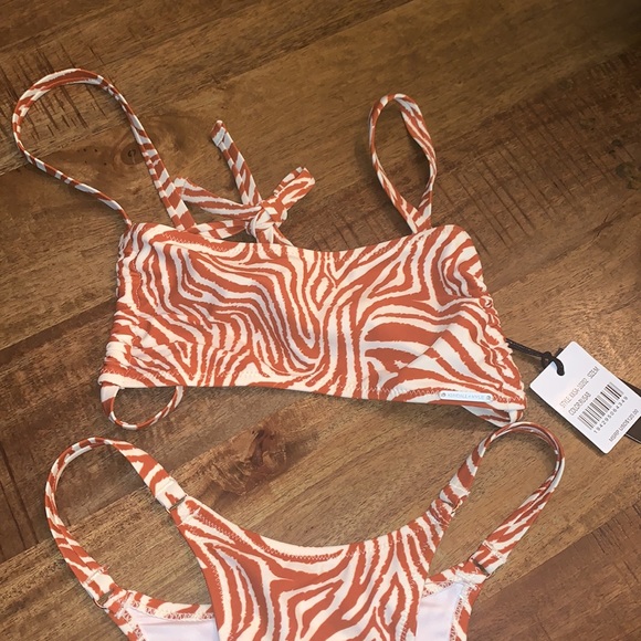 kendall & kylie bikini - Picture 2 of 3